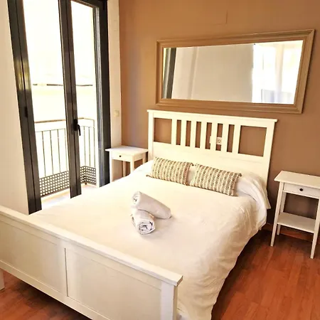 Very Centric Apartment, Lightful, Well Equipped And Decorated, With Castle Views, And Besides A Plaza In Old Town