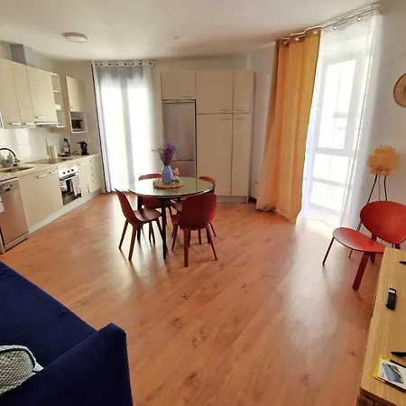 Very Centric Apartment, Lightful, Well Equipped And Decorated, With Castle Views, And Besides A Plaza In Old Town Apartment *